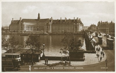 New County Hall en Boadicea Monument door English Photographer