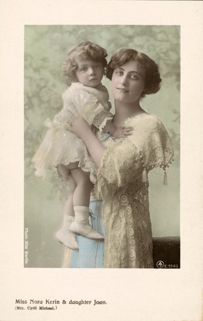 Nora Kerin, Engelse toneelactrice en haar dochter, Joan door English Photographer