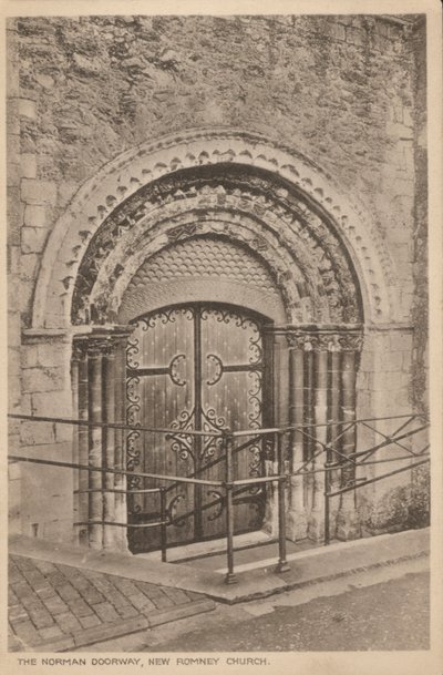Normandische deur van de St Nicholas Church, New Romney, Kent door English Photographer