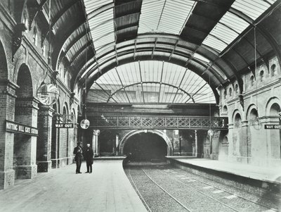 Notting Hill Gate Ondergronds Station: uitzicht op perrons en spoor, 1868 door English Photographer