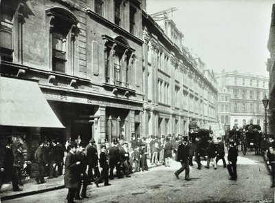 Old Broad Street, ingang van de Beurs, City of London, 1890 door English Photographer