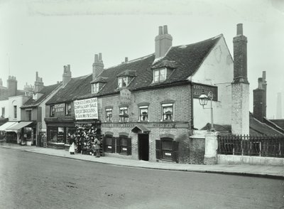 Old Bull, Wandsworth High Street, 1897 door English Photographer