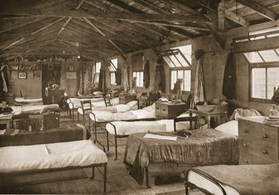 Een van de slaapkamers, Donington Hall, illustratie uit Duitse Gevangenen in Groot-Brittannië door English Photographer
