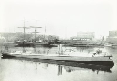 Een van de drie torpedoboten gebouwd voor de Portugese regering, Londen, 1881 door English Photographer