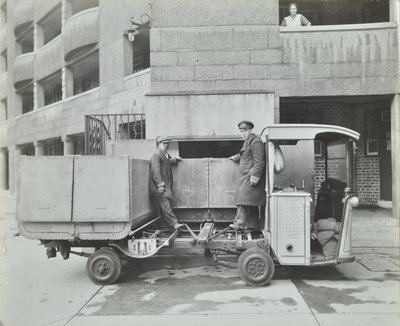 Ossulston Estate: vuilnismannen legen container aan de onderkant van de vuilnisgoot door English Photographer