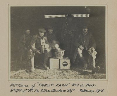 Bijgebouw van SMELLY FARM Rue de Bois. Hd. Qrs. 2e Bn Het Worcestershire Regt. Februari 1915 door English Photographer
