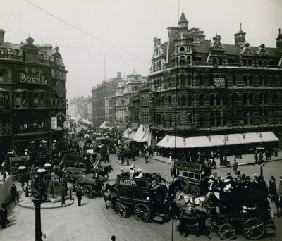 Oxford Street en Tottenham Court Road, Londen door English Photographer