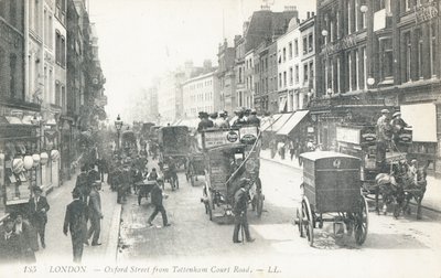 Oxford Street gezien vanaf Tottenham Court Road door English Photographer