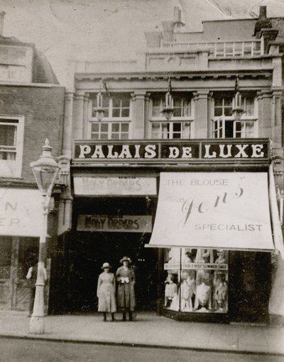 Palais de Luxe, High Street, Bromley door English Photographer