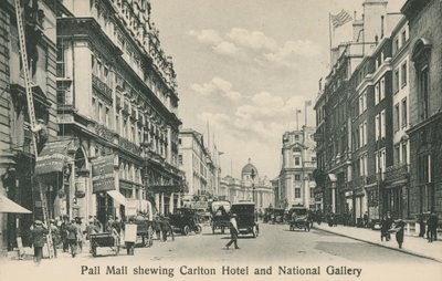 Pall Mall East met Carlton Hotel en National Gallery door English Photographer