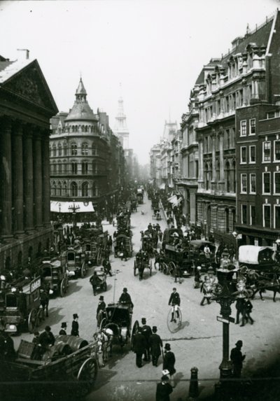 Penny-farthing in het verkeer buiten het Mansion House in de jaren 1880 door English Photographer