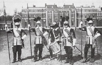 Piekeniers van de Honourable Artillery Company, Londen door English Photographer