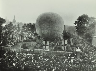 Poplar Recreation Ground: menigte kijkt naar een heteluchtballon, 1892 door English Photographer