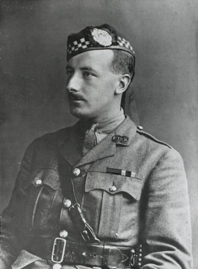 Portret van Kapitein Arthur Henderson VC, 2e Bataljon Argyll en Sutherland Highlanders, 1915 door English Photographer