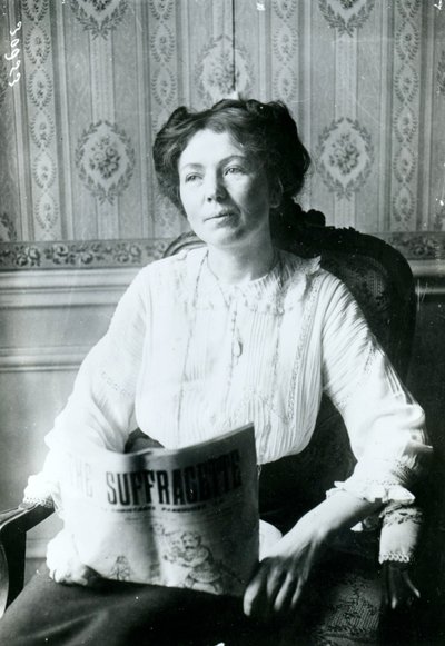 Portret van Christabel Pankhurst die een exemplaar van The Suffragette leest, ca. 1905 door English Photographer