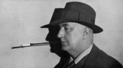 Portret van Edgar Wallace, met hoed en sigaret in houder door English Photographer