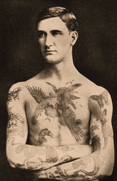 Portret van een man getatoeëerd door Sutherland MacDonald door English Photographer