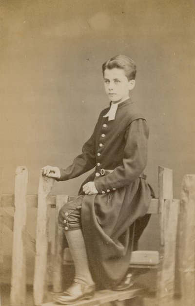 Portret van een leerling van Christs Hospital door English Photographer