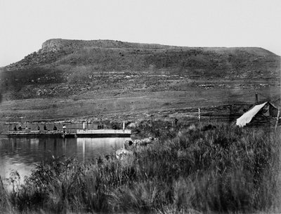 Post bij Rorkes Drift met Signal Hill in de verte, 1879 door English Photographer