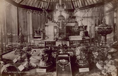 Ansichtkaart met een afbeelding van de regalia in de Tower of London door English Photographer