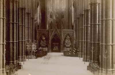 Ansichtkaart met een afbeelding van het interieur van Westminster Abbey door English Photographer
