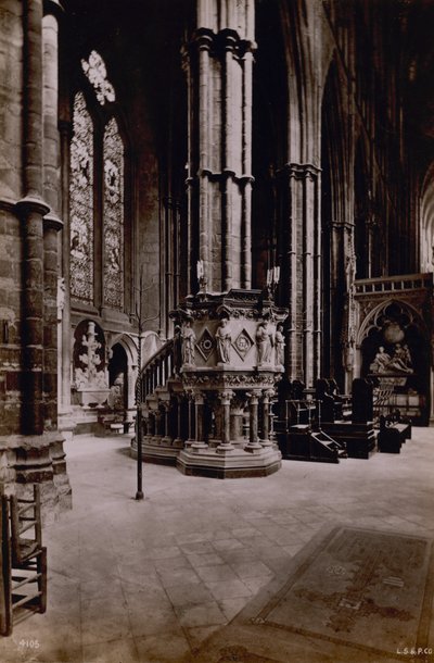Ansichtkaart met een afbeelding van het interieur van Westminster Abbey door English Photographer