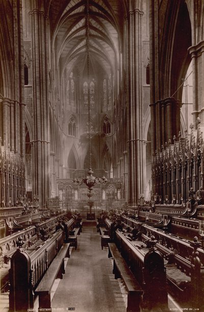 Ansichtkaart met een afbeelding van het interieur van het koor van Westminster Abbey door English Photographer