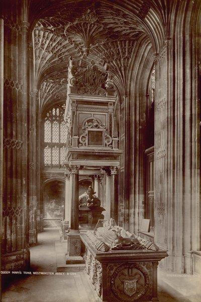 Ansichtkaart met een afbeelding van het graf van koningin Mary door English Photographer
