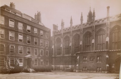 Ansichtkaart met het Lamb Building in Inner Temple door English Photographer