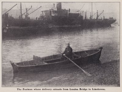 Postbode wiens bezorging zich uitstrekt van London Bridge tot Limehouse in een boot op de rivier de Theems, Londen door English Photographer