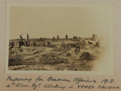 Voorbereiding op Duitse Offensief 1918. 4e Worc: Rgt. Werkend in YPRES SALIENT door English Photographer