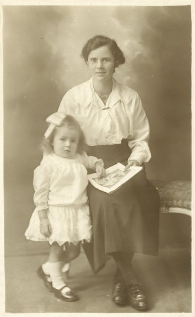 Mooi meisje, moeder of gouvernante, toont foto
