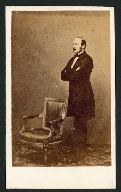 Prins Albert, staand achter een stoel door English Photographer