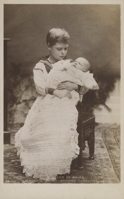 Prins Edward van Wales, die zijn babybroer George verzorgt door English Photographer
