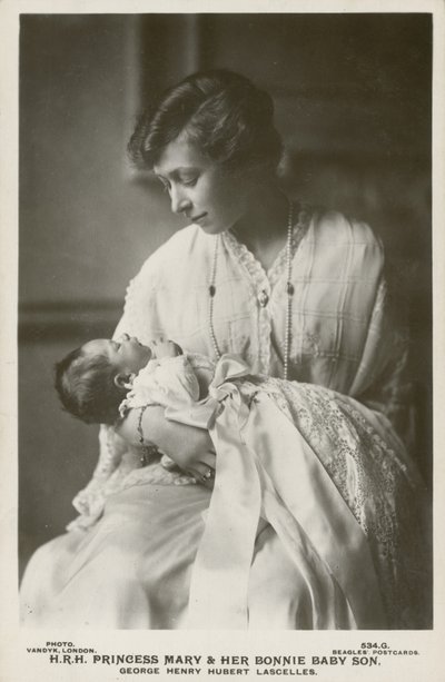 Prinses Mary, Viscountess Lascelles, met haar oudste zoon, George door English Photographer