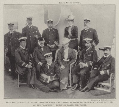 Prinses Victoria van Wales, prinses Marie en prins Nicholas van Griekenland, met de officieren van de Osborne, genomen aan boord van het jacht door English Photographer