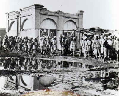 Gevangenen passeren de Mihrab, het Gebedshuis van de Khalifa, 1898 door English Photographer