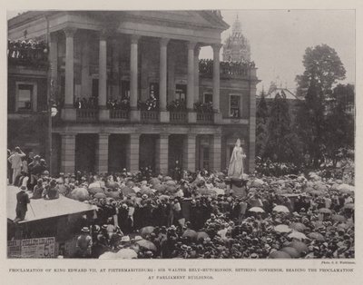 Uitroeping van koning Edward VII in Pietermaritzburg, Sir Walter Hely-Hutchinson, aftredend gouverneur, leest de proclamatie voor bij de parlementsgebouwen door English Photographer