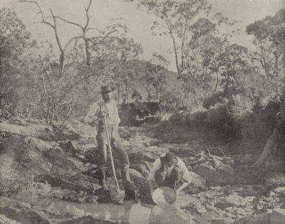 Prospectors proberen een schaal door English Photographer
