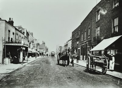 Putney High Street, kijkend naar de brug, 1885 door English Photographer