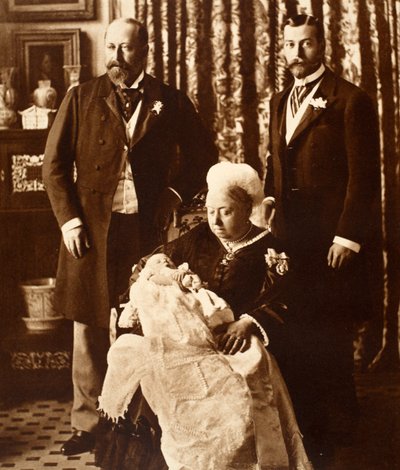 Koningin Victoria houdt koning Edward VIII vast bij zijn doop op 16 juli 1894 door English Photographer