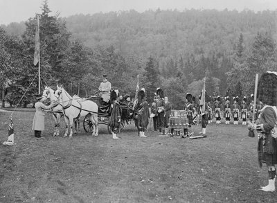 Koningin Victoria presenteert kleuren aan de Cameron Highlanders, 1873 door English Photographer
