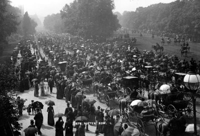 Rotten Row in Hyde Park, Londen, c.1890 door English Photographer