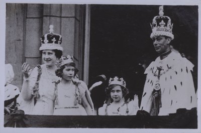 Koninklijke familie, na de kroning van koning George VI (zw/w foto) door English Photographer