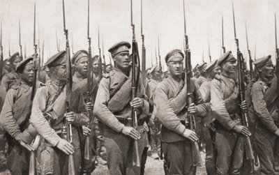Russische infanterie op parade en presenteren van wapens tijdens de Eerste Wereldoorlog, uit The Illustrated War News, 1915 door English Photographer