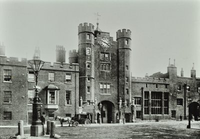 Saint Jamess Palace, Westminster: vanaf Saint Jamess Street, 1896 door English Photographer