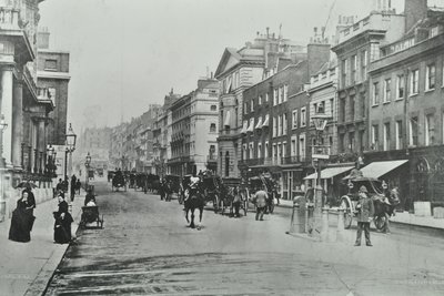 Saint Jamess Street, Westminster: noordwaarts vanaf Pall Mall, 1895 door English Photographer