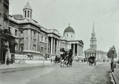 Saint Martin in the Fields en The National Gallery, Trafalgar Square, Westminster: noordzijde oostwaarts, 1896 door English Photographer