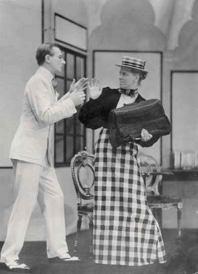 Scène uit The Importance of Being Earnest, door Oscar Wilde (1854-1900) in het Lyric Hammersmith, op 7 juli 1930 door English Photographer