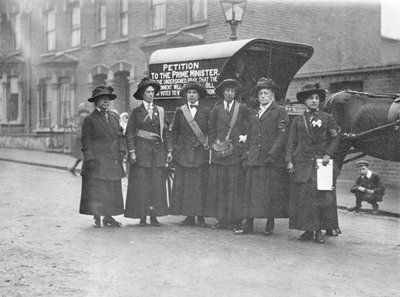 Schotse suffragettes arriveren in Londen om petitie te overhandigen door English Photographer